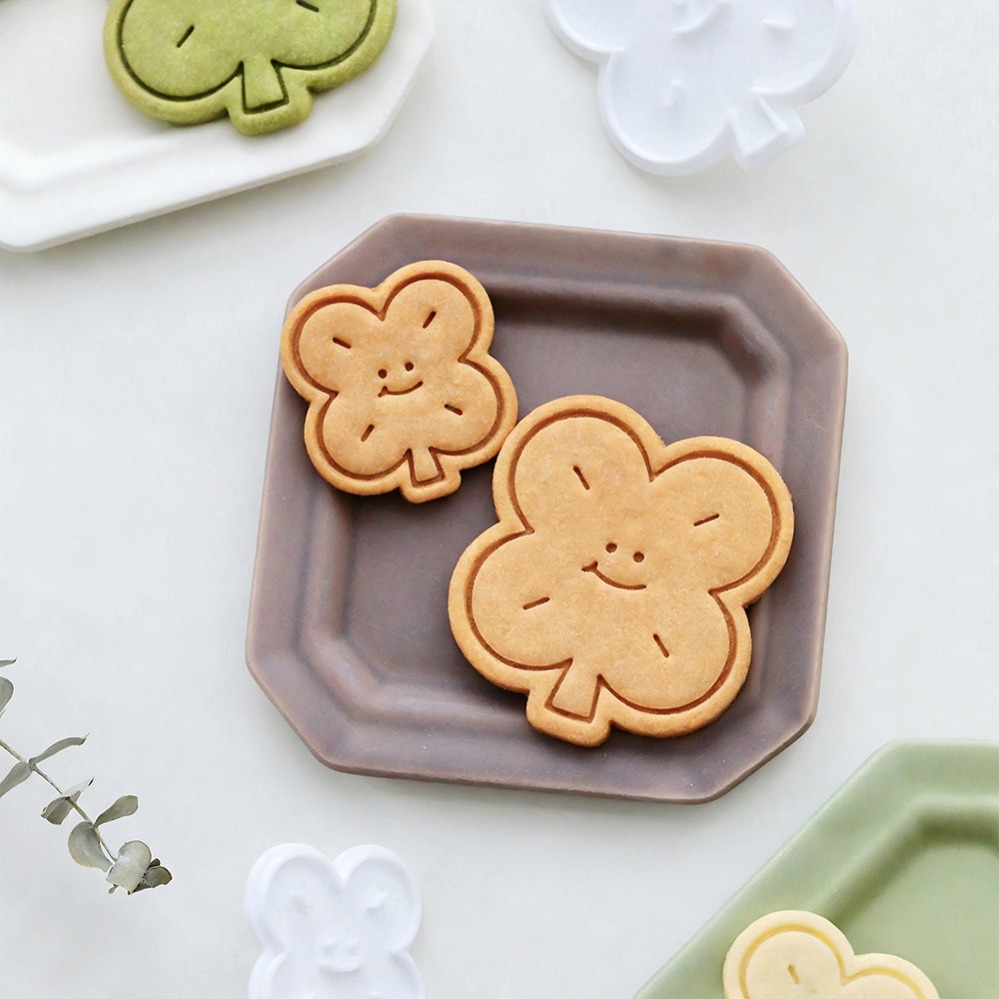 Kitchen Baking Cookies - แม่พิมพ์คุกกี้รูปใบโคลเวอร์สี่แฉกนำโชค อุปกรณ์ทำขนม เบเกอรี่ ของใช้ในครัว